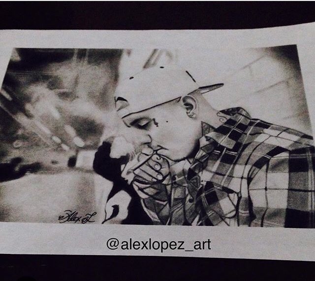 alexlopez_art1's tweet photo. “Lost In Smoke”
Charcoal and graphite portrait of @kinglilg
#kinglilg #sucios #emcsinatra #ak47 #ak47boyz #hiphop #rap #jrox #lostinsmoke https://t.co/jTUri6Btvc