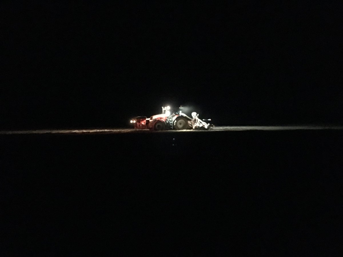 FarmerChristma5's tweet photo. No resting up at #FarmerChristmasHQ #DevonNights #LooksABitChristmassy @NFUCountryside @FarmersGuardian @SouthWestFarmer https://t.co/to4ZcSSibe