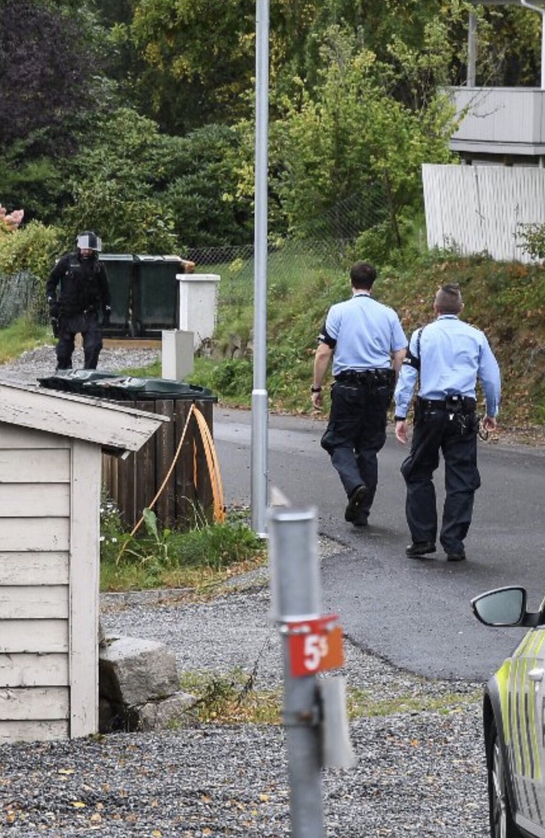 farukhq's tweet photo. Dette bildet sier mer enn 1000 ord. 2 vaktledere (uten verneutstyr) fra kriminalomsorgen bistår tungt bevæpnet politi etter en rømming! https://t.co/GNtVa2tj1R