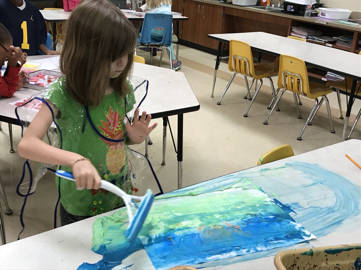 SpecialsRocks6's tweet photo. #HaileyComets working on backgrounds https://t.co/6D9MwNmEjr