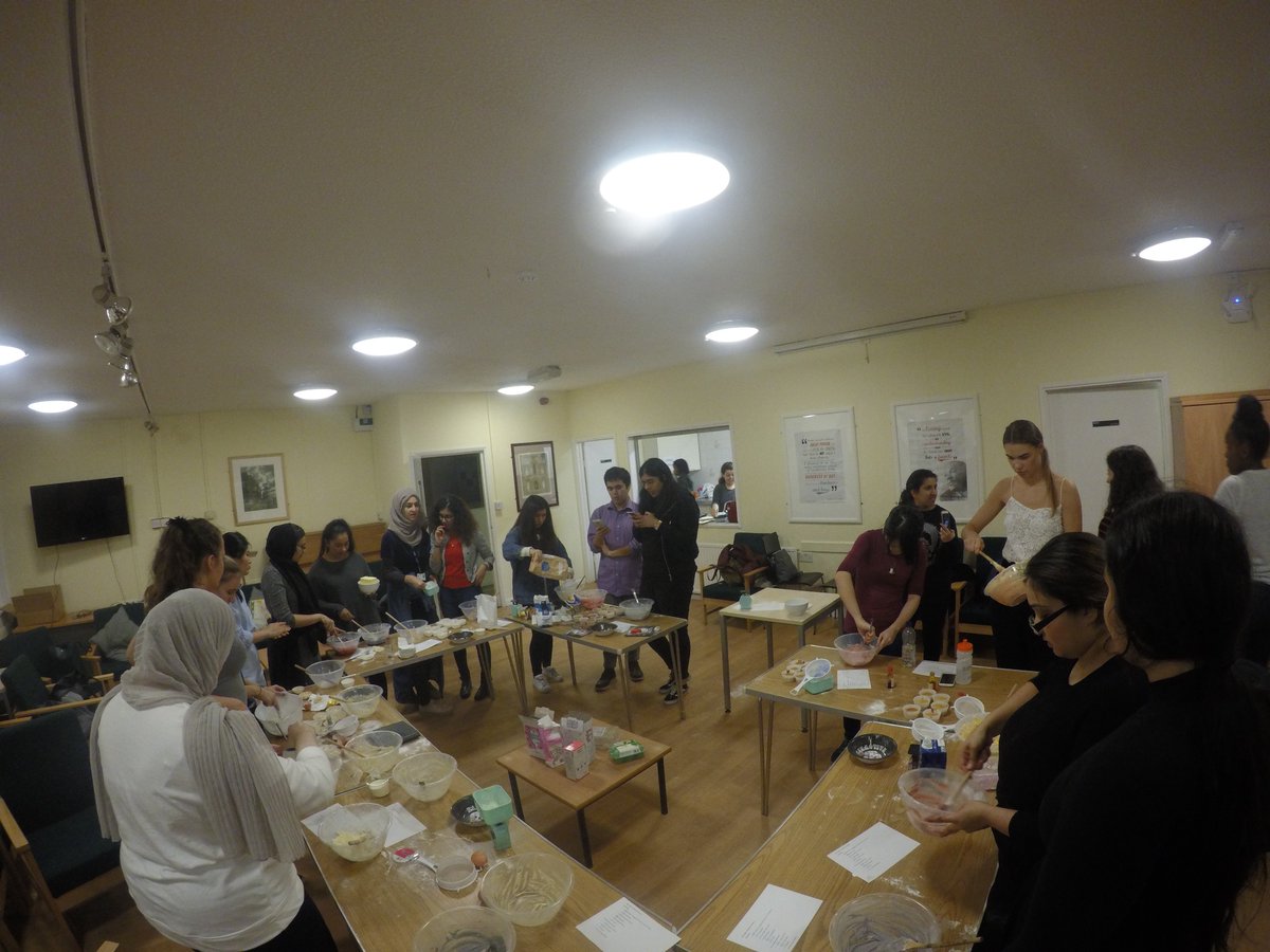 BrunelBaking's tweet photo. First baking night for 2017/2018 session - HALLOWEEN THEMED CUPCAKES ! Thank you everyone for joining us ❤️ https://t.co/j9Ozi7nrjG