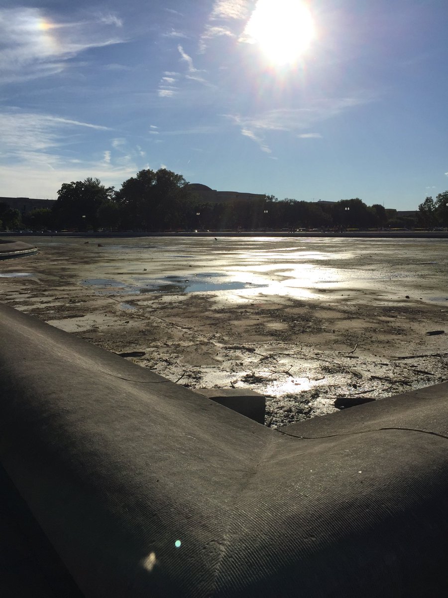 FabulousTripleA's tweet image. WTF? Did Trump make al the water go away? I was JUST at the National Mall...did I miss it? #myreality #aliceinwonderland #whereisthewater