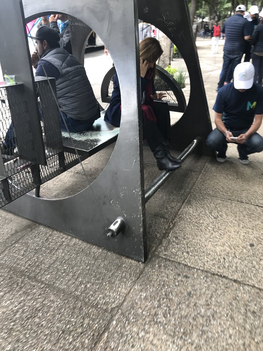 pocopelo23's tweet photo. Terrible ridiculo de @Mzavalagc tres horas pidiendo ayuda para recolectar firmas por su candidatura y sigue sola, difundan! https://t.co/zUXTKWDMhn