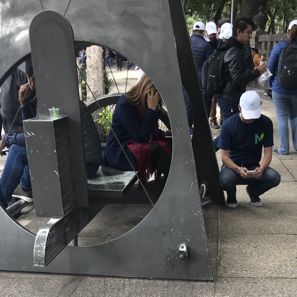 pocopelo23's tweet photo. Terrible ridiculo de @Mzavalagc tres horas pidiendo ayuda para recolectar firmas por su candidatura y sigue sola, difundan! https://t.co/zUXTKWDMhn