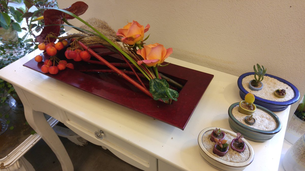 Godbush 本業で何カ所も花屋巡りしたけど ダントツに素晴らしいお店 La Fleuristeさん 日本の生け花 にインスパイアされつつしっかり欧風に消化してて こういうやり方もあるのかと気付かされる事が多々あった 店主も親切だし幸せな気持ちになれる花屋で