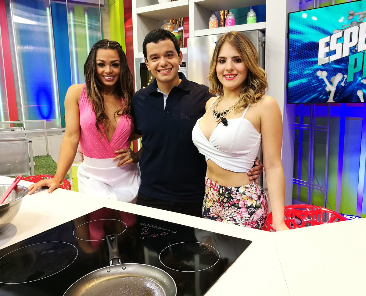 vivelatardepy's tweet photo. ¡Muy bien acompañado @soyangelsaracho! 😍❤ ¡Gracias chicas por venir #Maca y #Daysy! ¡D I O S A S! 🎉👏 #VLT https://t.co/2FV057XuqP