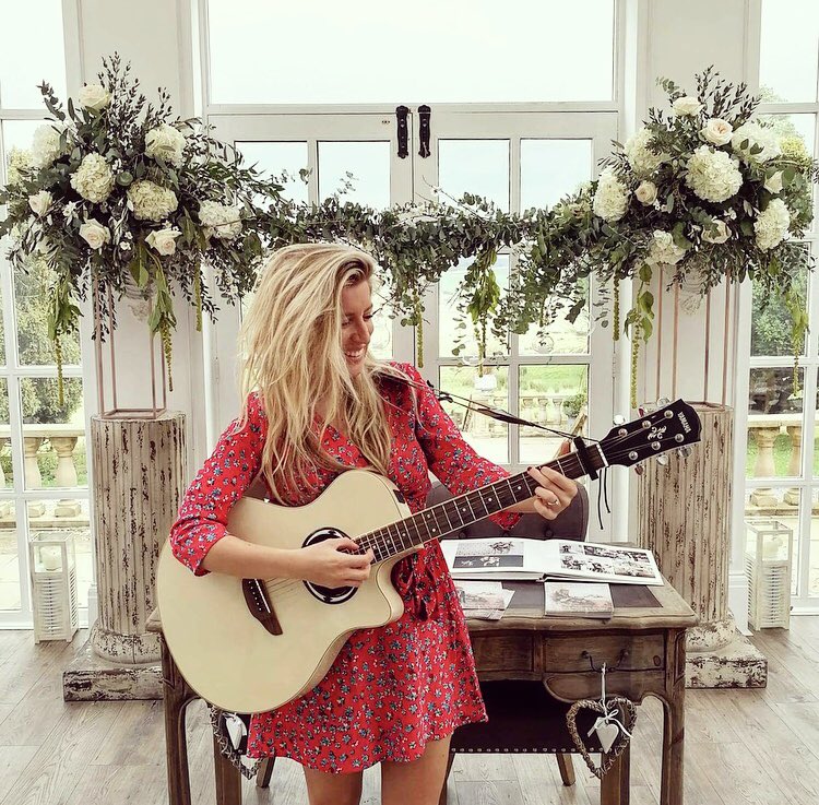 JessicaAvison's tweet photo. Proud to be a recommended supplier at the stunning @woodhill floral prettiness by the amaze @FleurCoutureFD as my backdrop 😍🌹🌿 https://t.co/SAshlnVl10