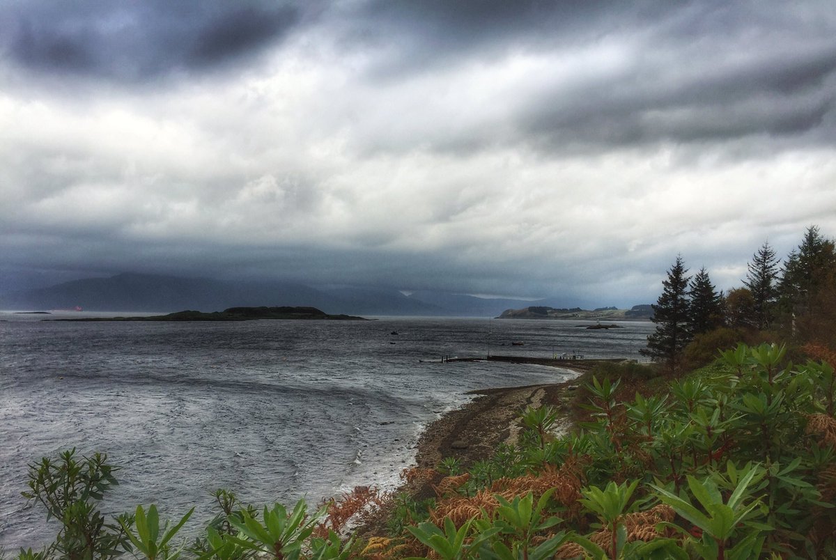 lister_deborah's tweet photo. Ominous clouds over Port Appin but beautiful nonetheless💙#Argyll #portappin #VisitScotland #OpheliaStorm https://t.co/7scZcYxHmd