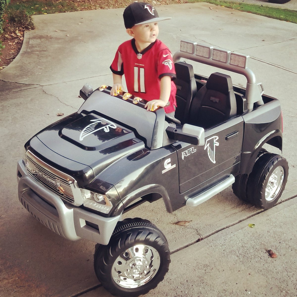 JoshSnow3's tweet image. Win, lose or draw we never stop loving &amp;amp; supporting our @AtlantaFalcons! @MBStadium @juliojones_11 #RiseUp #AtlantaFalcons #inbrotherhood