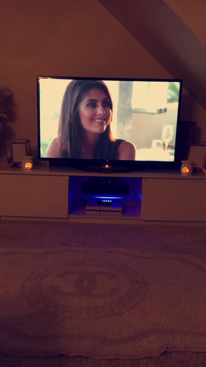 Catching up on <a href="/elliottwright_/">Elliott Wright</a> <a href="/SadieStuartW/">Sadie Stuart Wright</a> wedding she's tooooo pretty 😍😍👰🏽