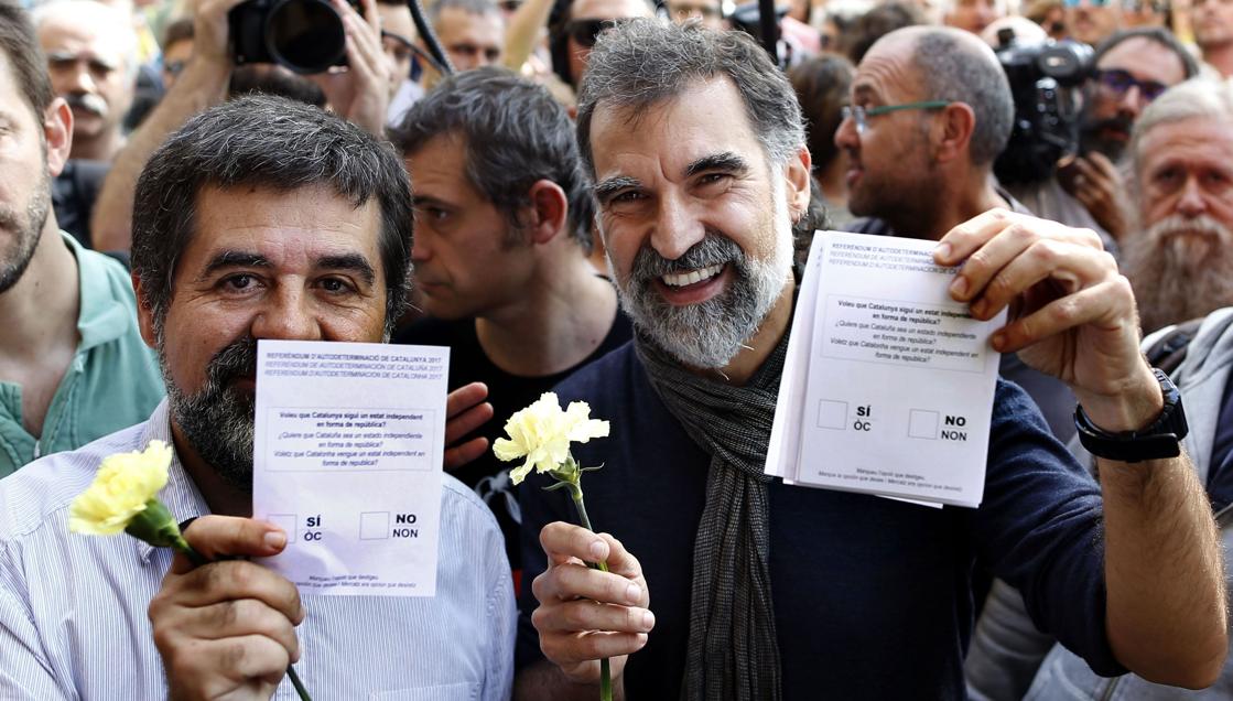 Imprisoned for chasing a dream &amp; defending their ideas peacefully &amp; respectfully. Weapons they carry? ballots &amp; carnations #LlibertatJordis