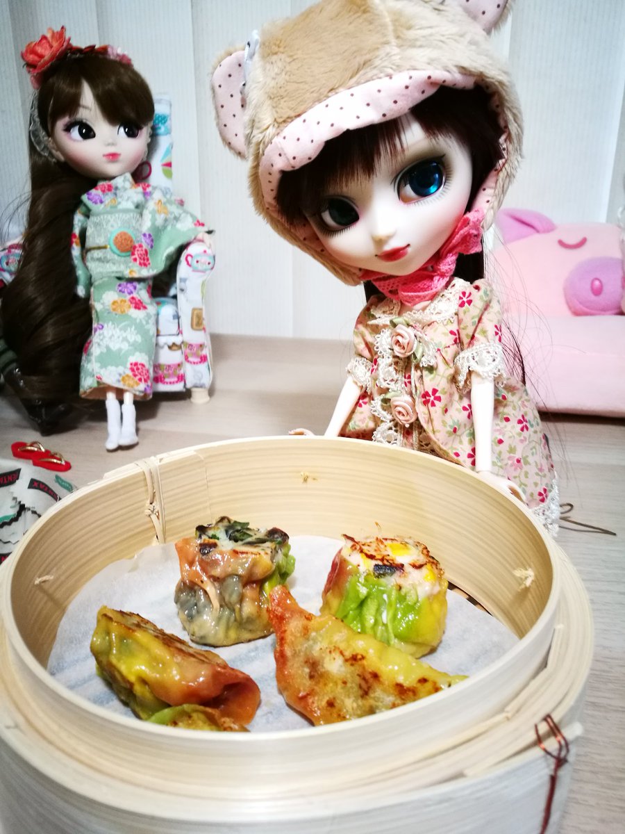 InfininieCoutur's tweet photo. Pullip Opalie falls in love with my rainbow dumplings.
#Pullip #dollcollector #Australia #dumpling #wanderlust #pullipphotography #priority https://t.co/QDJQI1nxqU