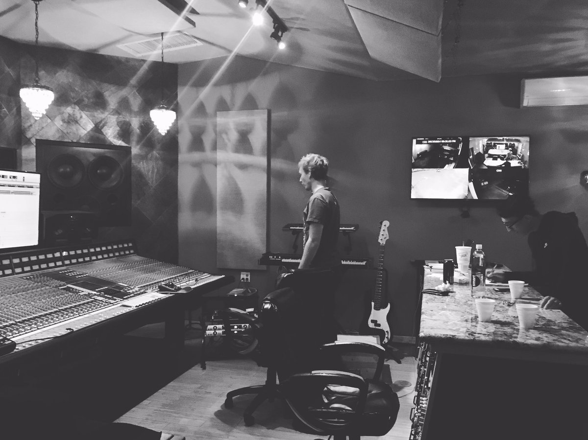 _MattMcDermott's tweet photo. When an artist and producer are pushing each other great things happen. // @DeezyDiego #ConvoEnt #Sacramento #Artist #Producer https://t.co/LYTWFM3CMZ
