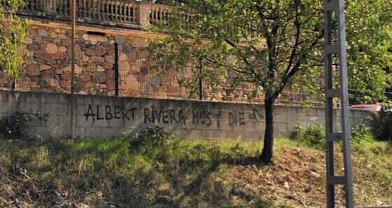 Por mucho que nos amenacéis, por mucha pared o persiana que pintéis, nunca nos callareis. Soy catalán, español y europeo, soy <a href="/CiudadanosCs/">Ciudadanos 🇪🇸🇪🇺</a>