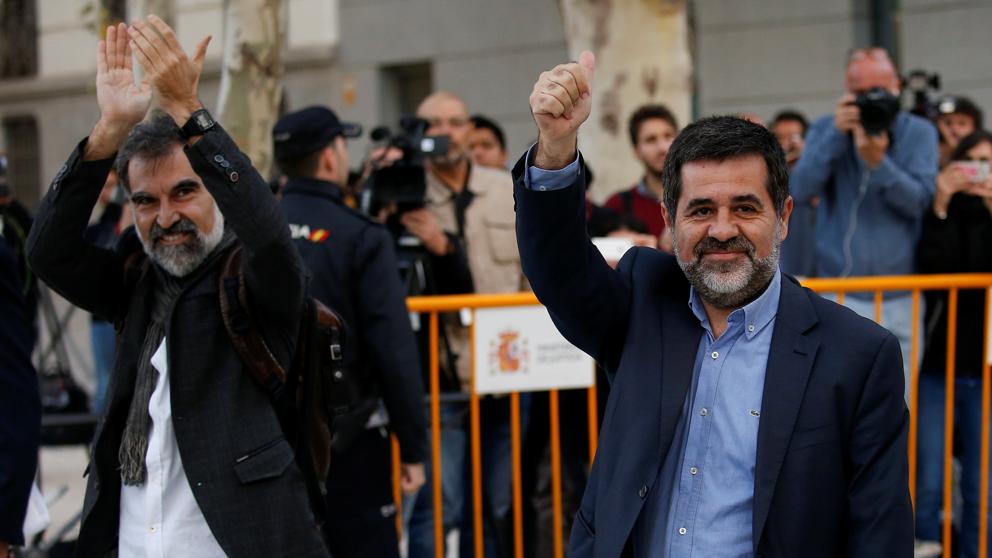 LaVanguardia's tweet photo. Multitudinaria cacerolada popular en protesta por el ingreso en prisión de Sànchez y Cuixart https://t.co/BiyVKvIczx https://t.co/n5fYMO7vsk