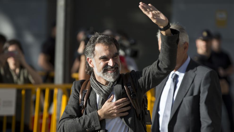 LaVanguardia's tweet photo. Jordi Cuixart envía “un mensaje de serenidad y confianza” tras su entrada en prisión https://t.co/pqt46Q8bzf https://t.co/fbY3V450pW