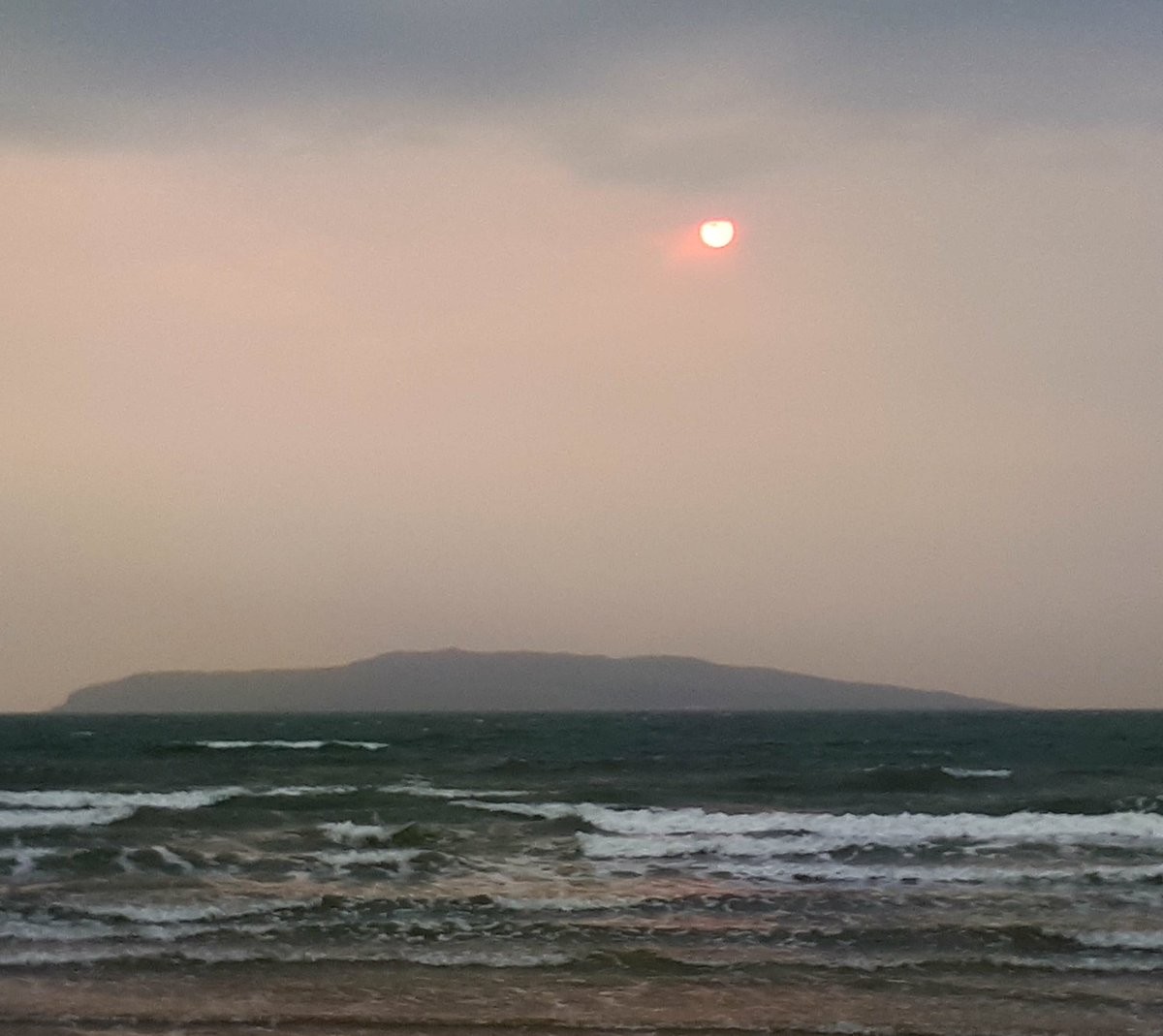 DeirdreFlynn17's tweet photo. #rushbeach this morning #calmbeforethestorm #Ophelia π https://t.co/TWoRAZq5AX