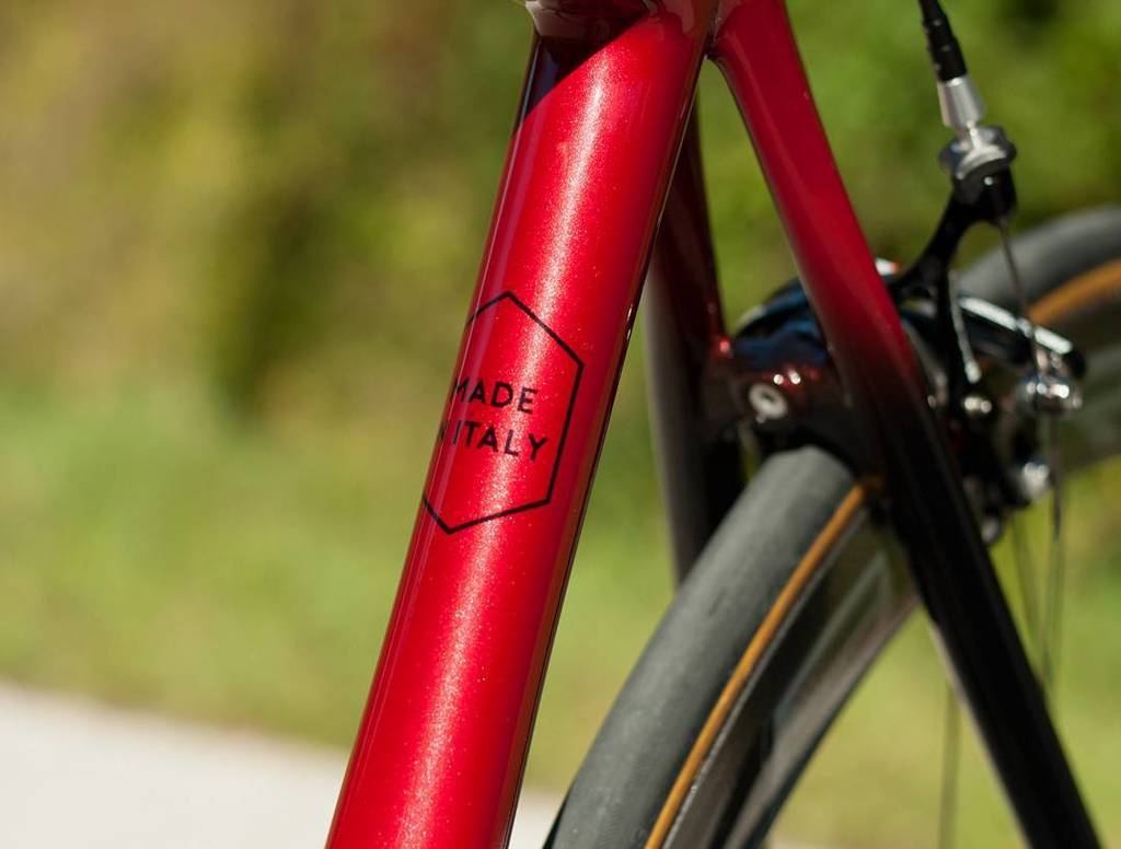 werkingcycle's tweet image. Seat tube detail with made in Italy badge

#madeinitaly #customcarbon #cyclinglife #bikeporn #cyclingshots #rapha_… ift.tt/2ysSeaz
