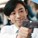 ファブリーズを持つ高橋一生がピストル持ってるみたいに見えて仕方ないから、いっそ本物持たせてみたらしっくりきたw