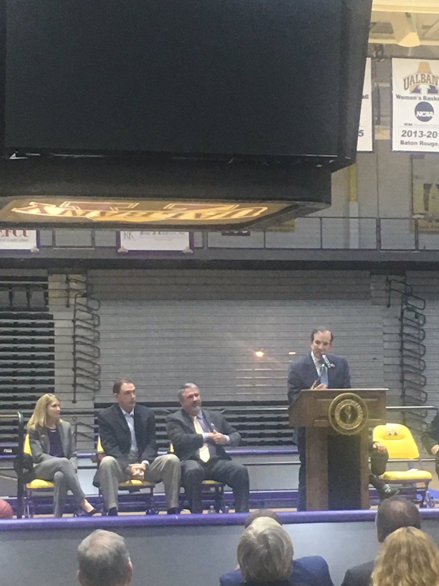 __Winsome's tweet photo. @ualbany @UAlbanySports have a strong community partner in @StuyvesantPlaza & @EdSwyer. Thank you Ed for the new #scoreboard!! #scoringbig https://t.co/e64lHaglRZ