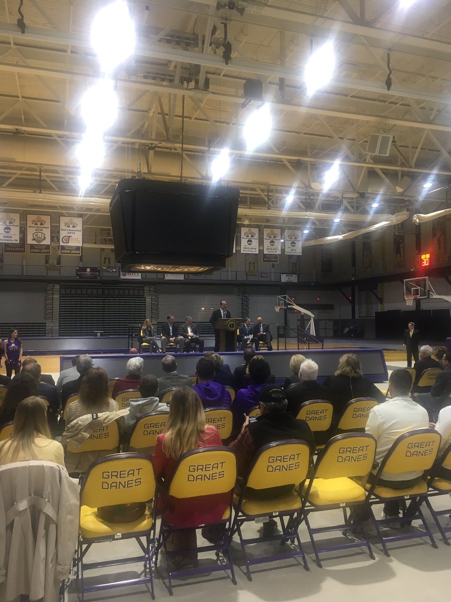 __Winsome's tweet photo. @ualbany @UAlbanySports have a strong community partner in @StuyvesantPlaza & @EdSwyer. Thank you Ed for the new #scoreboard!! #scoringbig https://t.co/e64lHaglRZ