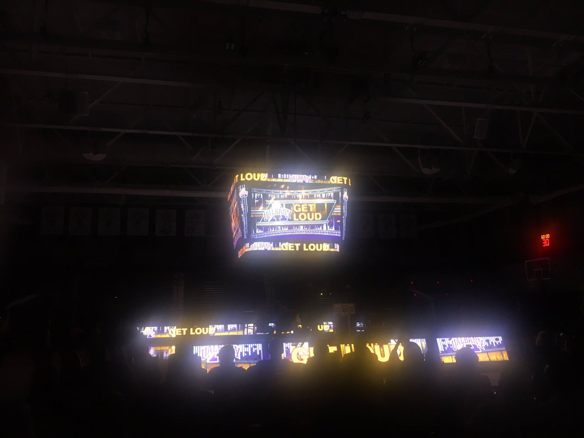 __Winsome's tweet photo. @ualbany @UAlbanySports have a strong community partner in @StuyvesantPlaza & @EdSwyer. Thank you Ed for the new #scoreboard!! #scoringbig https://t.co/e64lHaglRZ