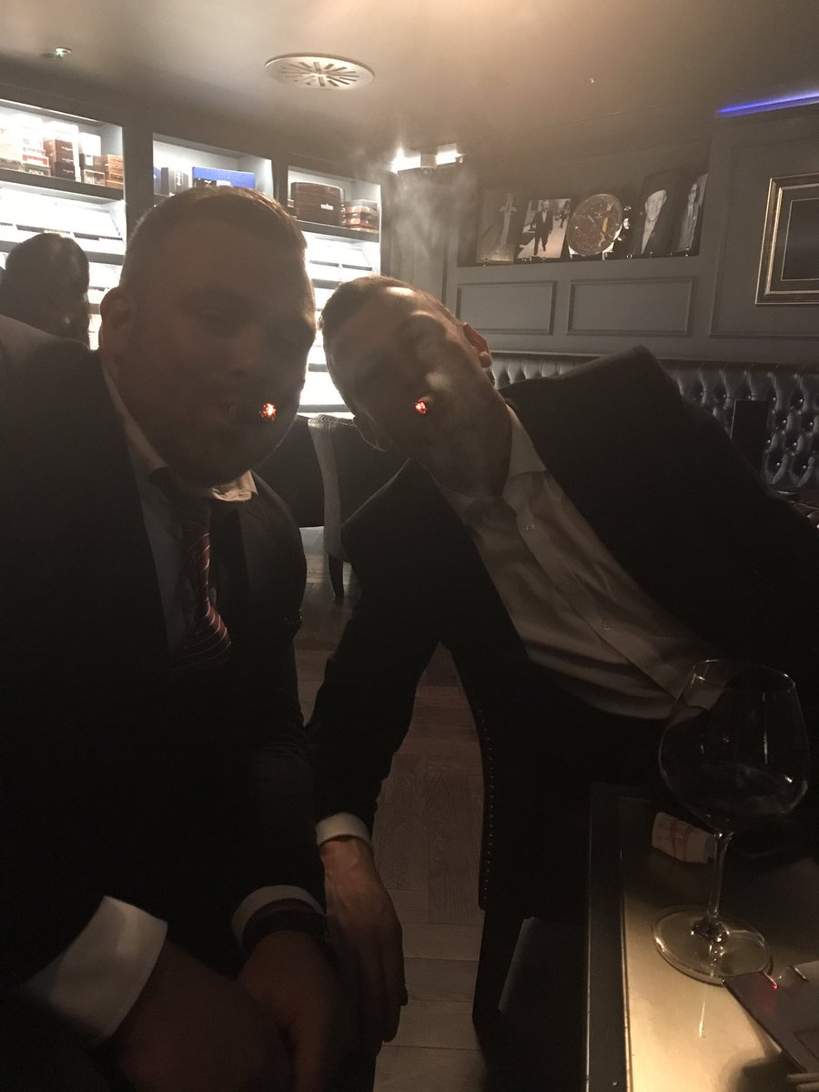 Elsbelles3's tweet photo. On a school night @TomCass1 https://t.co/swdvxlsg6m