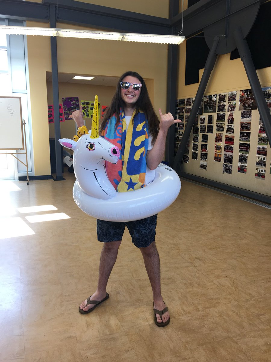yungjujunut's tweet photo. Life’s a beach 😎🏄🌊 #seniormusical https://t.co/NHLu0fym0y