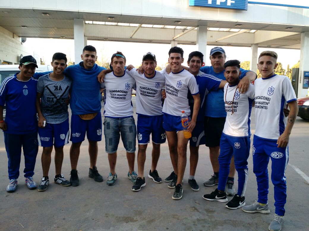 DeportivoAnguil's tweet photo. Los goleadores #Bello y #Grandon y parte de la banda, luego del triunfazo 3a1 ante #Sarmiento 

#VAMOSANGUILENSE !!! https://t.co/3SqI04KOtg