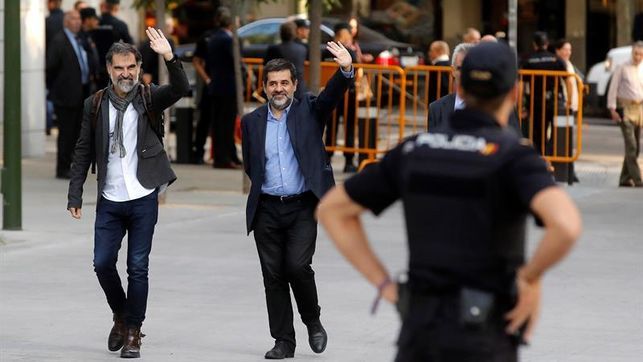 elmundotoday's tweet photo. La jueza decreta prisión para Sánchez y Cuixart confiando en que se rehabiliten en la cárcel y no vuelvan a votar https://t.co/ptlztdOsCo https://t.co/GjER667tVv