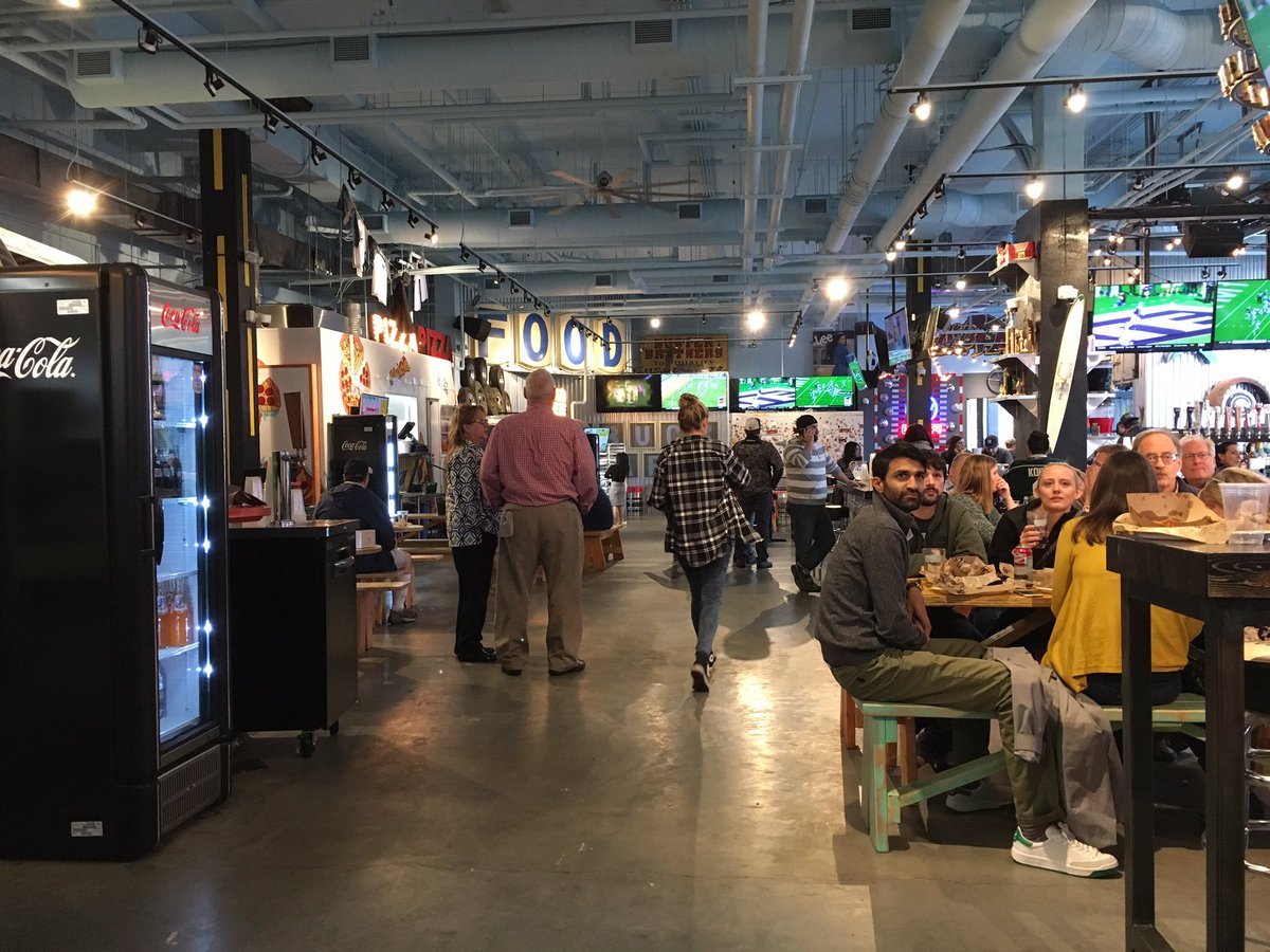 HannahCornish3's tweet photo. 7th Street Truck Park opened this summer in St Paul. Only a block from @XcelEnergyCtr it was filled with wild fans for home opener #UMDJour https://t.co/3j4pDsYfB0