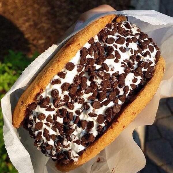 Healthfooods's tweet photo. Chocolate Chip Ice Cream Sandwich.👀 https://t.co/32iuDVFFyv