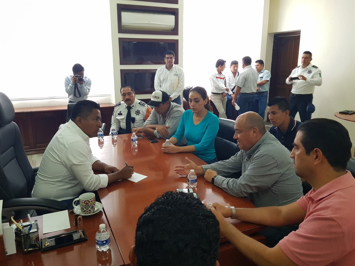VillarrealPaco's tweet photo. Con @ferdavilamx, @atnciudadanaoax y @CRG_CuencaP se ultiman detalles para la #AudienciaPúblicaGobOax @GobOax en #Tuxtepec.
@alejandromurat https://t.co/cMPo1SqgDc