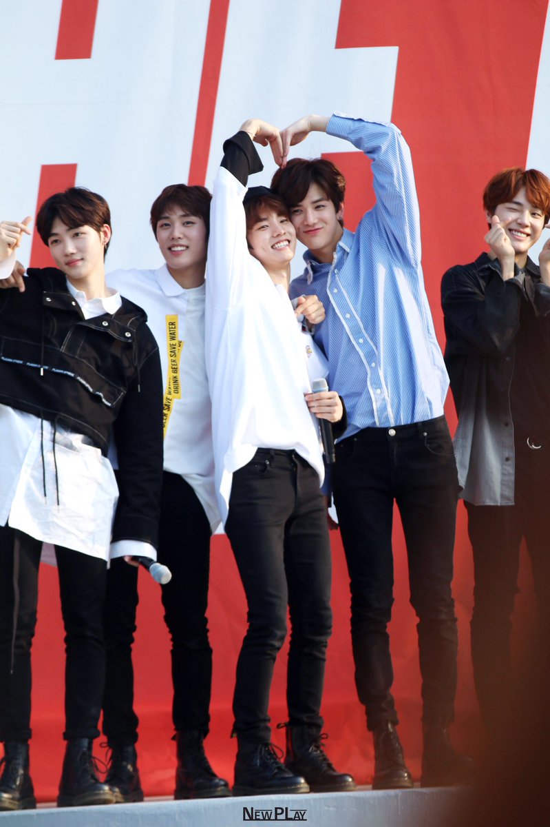 TheBoyzSpain_'s tweet photo. [FOTO 09/09/2017] #THEBOYZ en el evento de conmemoración a los 10M de ❤ en el ep. 1 de #FlowerSnack
#THEBOYZ #더보이즈 https://t.co/7Gv3gf9OzM