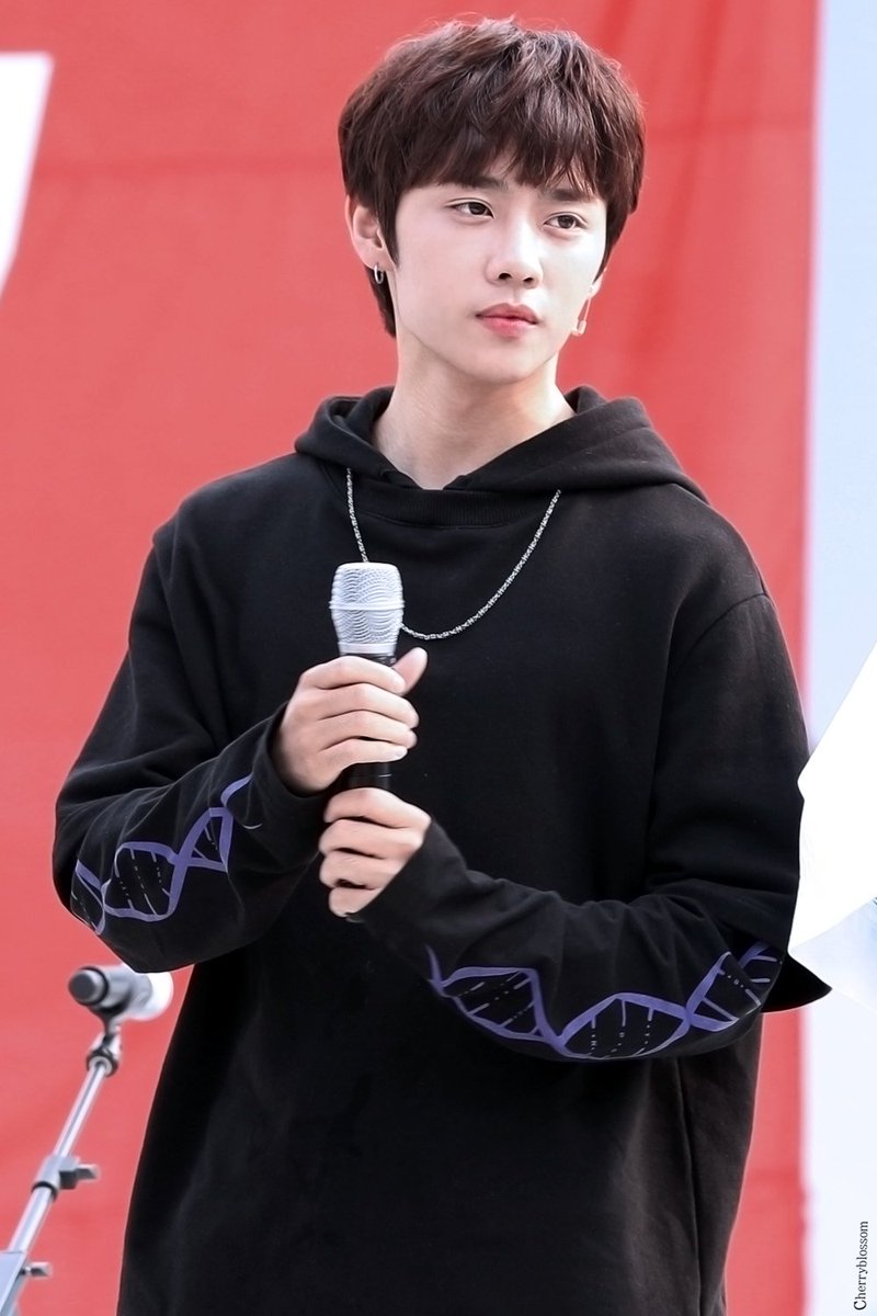 TheBoyzSpain_'s tweet photo. [FOTO 09/09/2017] #sunwoo en el evento de conmemoración a los 10M de ❤ en el ep. 1 de #FlowerSnack
#THEBOYZ #더보이즈 https://t.co/zvL9eFF6UL