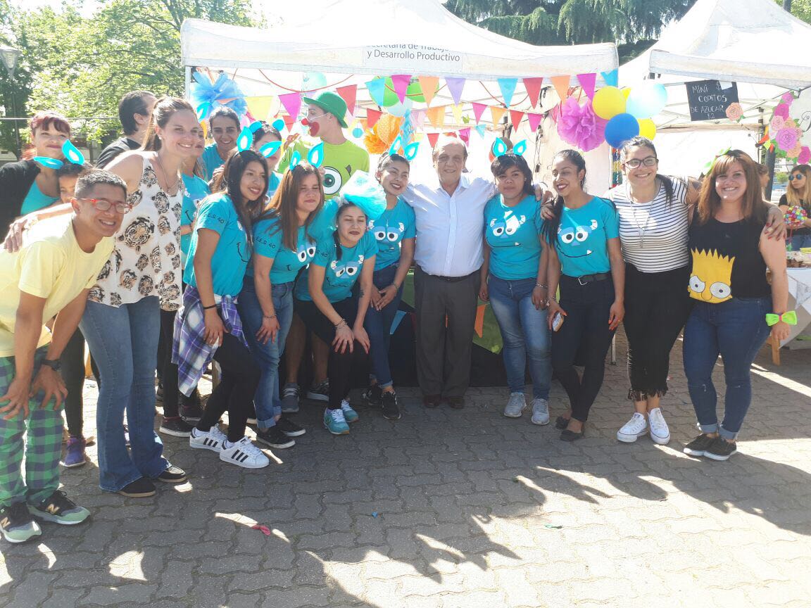 TevezFernando's tweet photo. Cae la tarde en La Plaza San Martin...Y todo se vuelve una Fiesta!!! #EGRESARTE #Berazategui Con @juanjosemussi @JenniferNoro https://t.co/pxhGDualbc