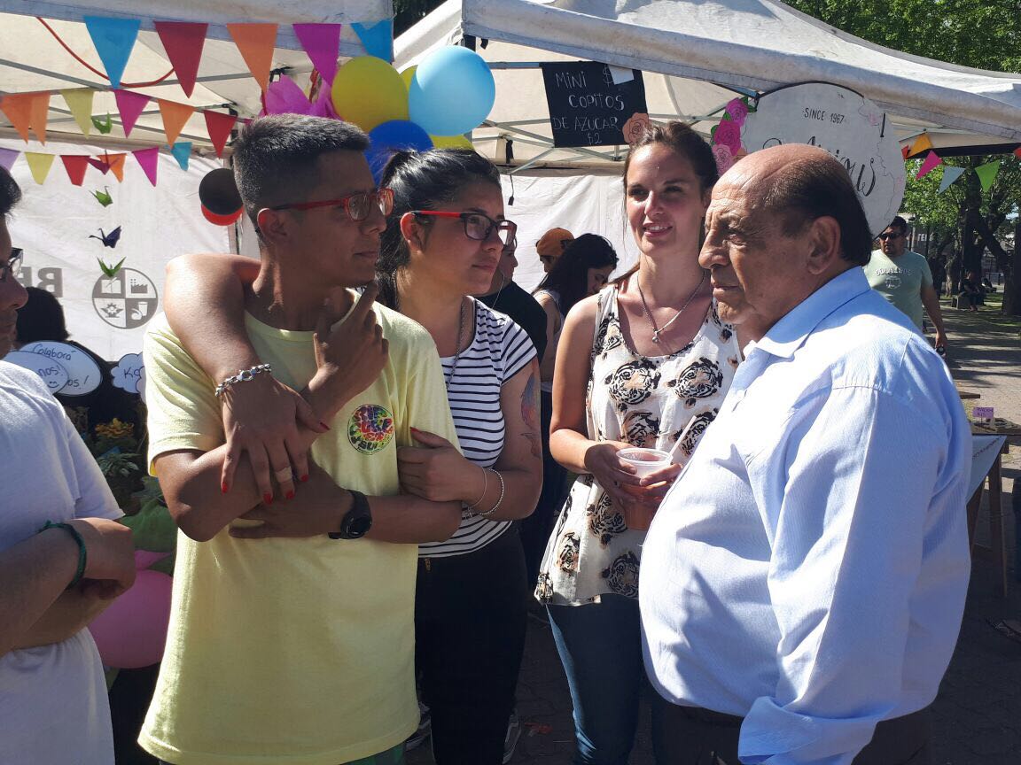 TevezFernando's tweet photo. Cae la tarde en La Plaza San Martin...Y todo se vuelve una Fiesta!!! #EGRESARTE #Berazategui Con @juanjosemussi @JenniferNoro https://t.co/pxhGDualbc