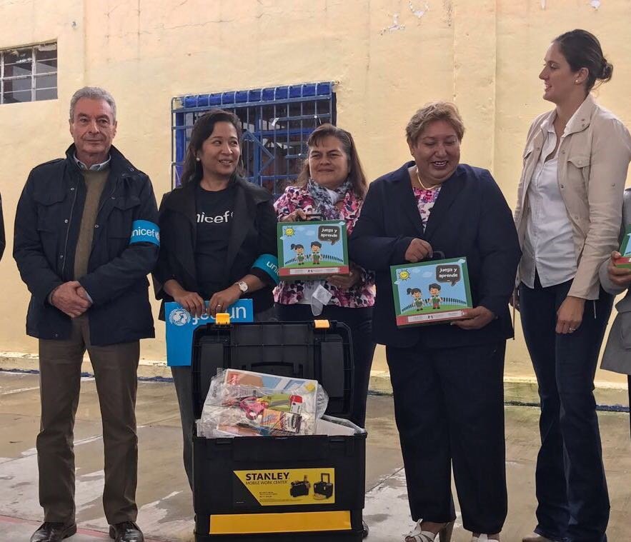 UNICEFMexico's tweet photo. Escuela en una Caja: Paquete de materiales para restablecer actividades educativas tras una emergencia #TerremotoMéxico. #RespuestaUNICEF https://t.co/7I2d5hNiEP
