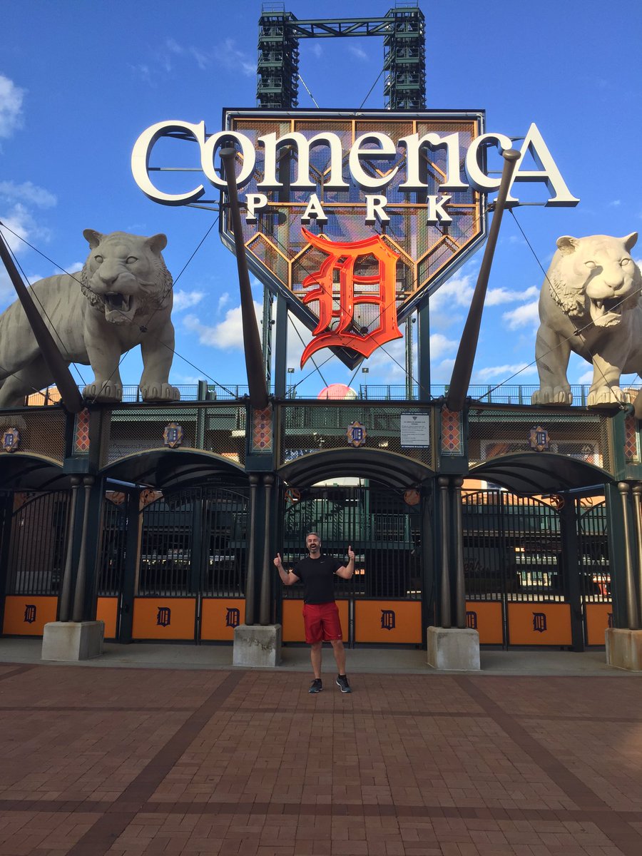 JWKuebler's tweet photo. Passing by some Detroit's finest landmarks at #DSLR17 #teampirority https://t.co/djSbpd8FoC