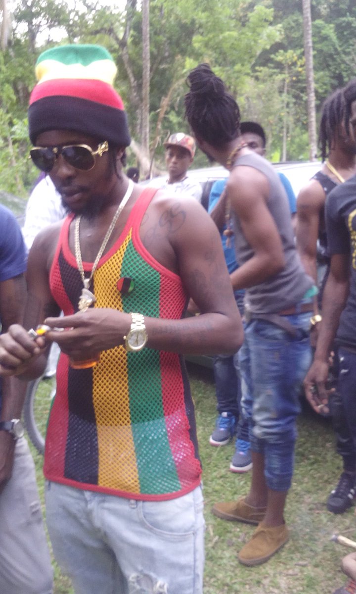 jahboot's tweet photo. #Naturallife a the best way to free ur mind and get a #Medz 🙏🏾@PopcaanMusic #bonoG #Apogeefam!!! https://t.co/nMPRYO0imx