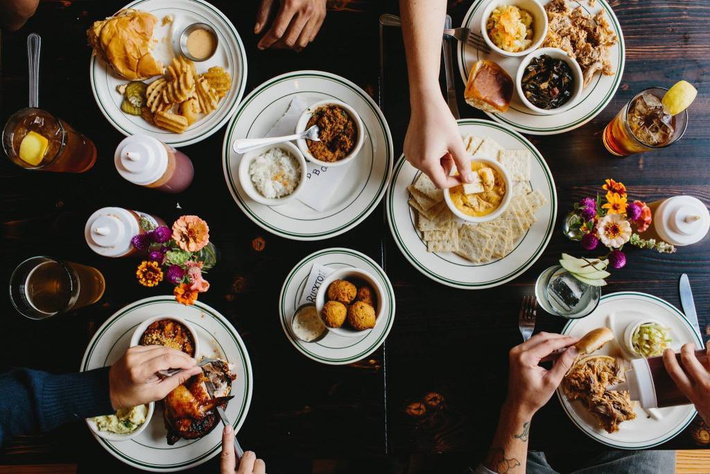 CHOW DOWN in NASHVILLE: Top 5 places  for maximum hunger satisfaction! mustacheclubpress.wordpress.com/2017/10/16/cho…