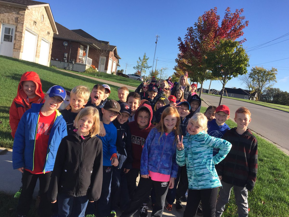 3wlittlefalls's tweet photo. Our friends from @ShellySchoon14 joined us today on our #MondayMorningWalk #lotsofchatter #sunsout https://t.co/8ZNjbScwU7