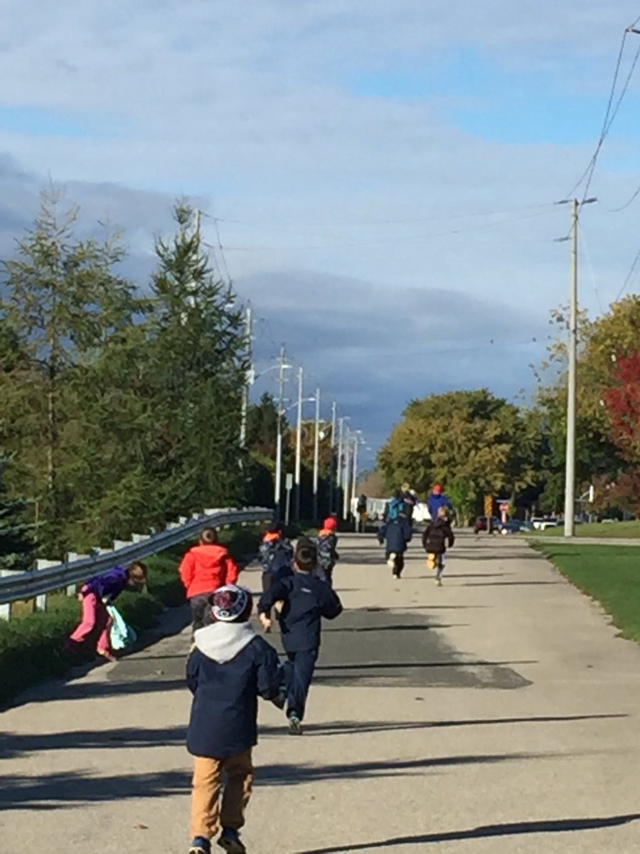 3wlittlefalls's tweet photo. Our friends from @ShellySchoon14 joined us today on our #MondayMorningWalk #lotsofchatter #sunsout https://t.co/8ZNjbScwU7