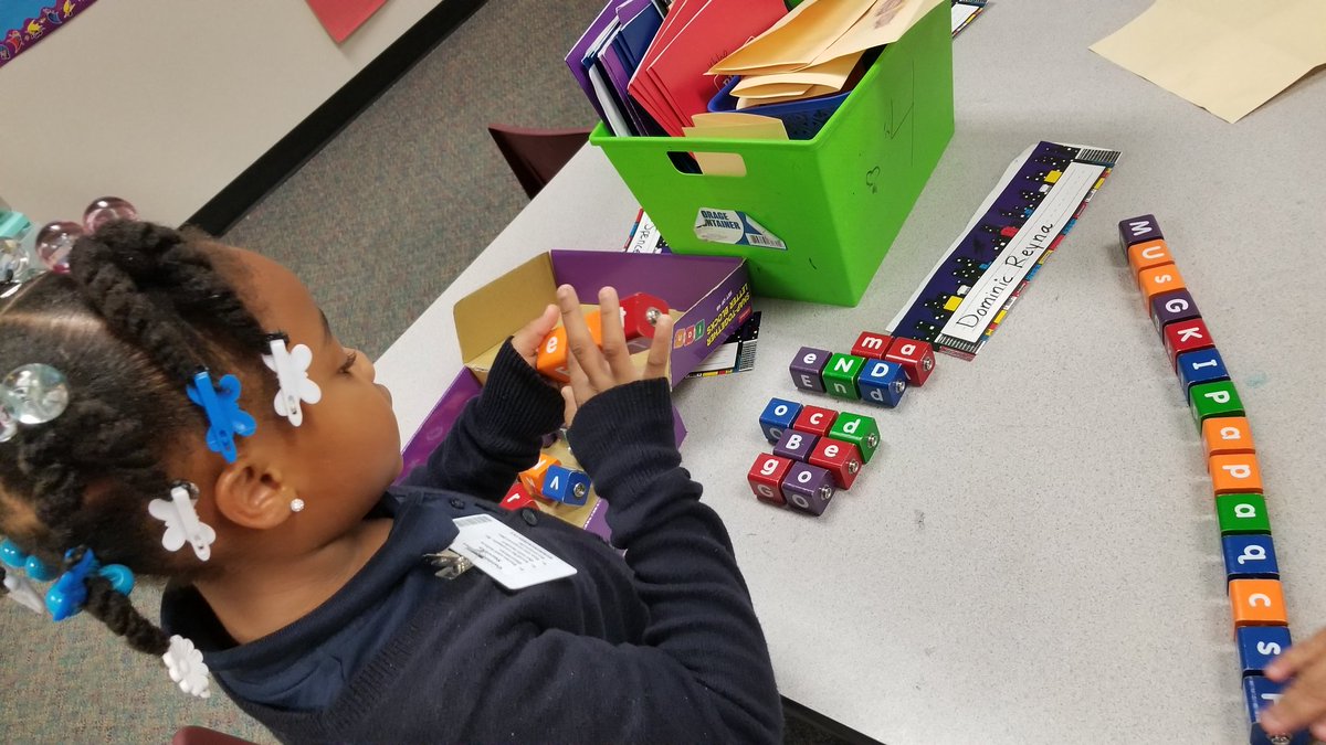 KARE24921's tweet photo. Students working in literacy centers during small groups. 😁 #dualkinder @HolmquistES https://t.co/4jjva29NSh