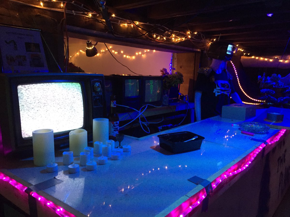 24hr Neon tweet media