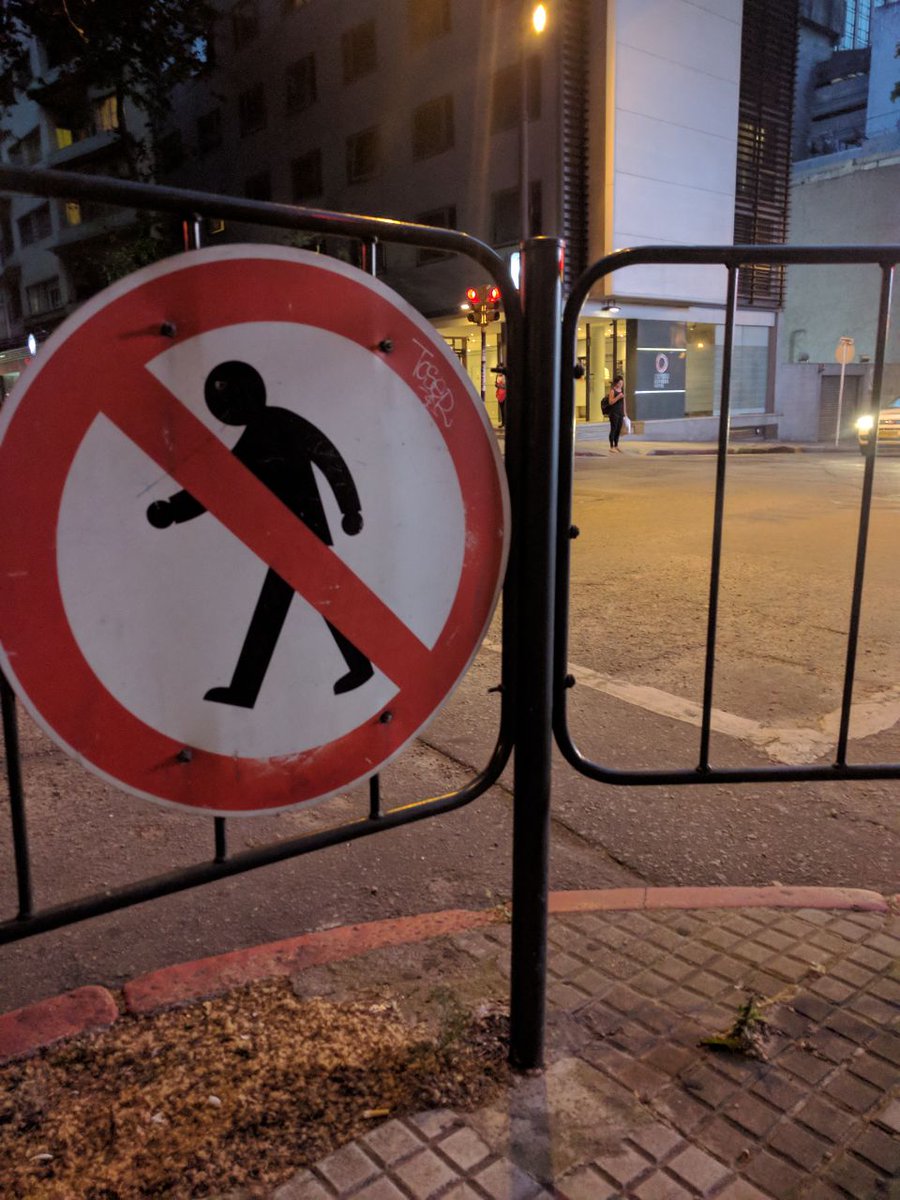 ComWomanort17's tweet photo. #ExclusivoParaSuárez 
Se han cerrados los alrededores del Sodre y no permiten el paso de peatones ni vehículos.
Foto: Luis Renaud https://t.co/f3cgvQjKNX