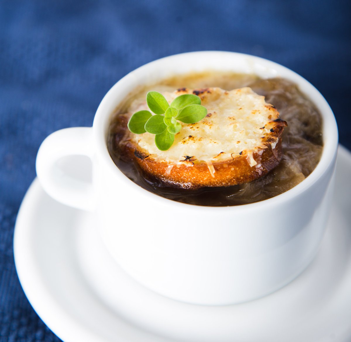 This creamy caramelized onion soup is a must try! #sansaire #sousvide #soup #veggies sansaire.com/signature-reci…