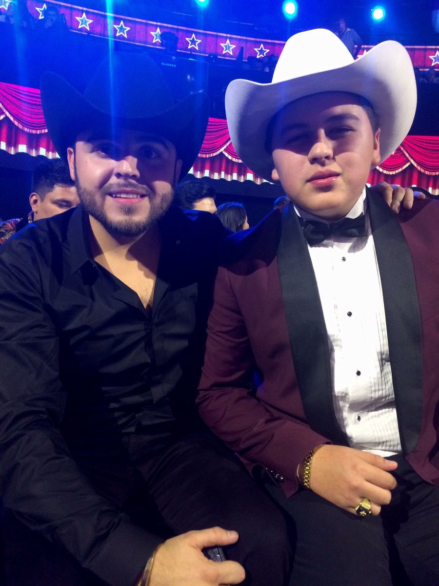 Con mi compa <a href="/gerardoortiznet/">Gerardo Ortiz</a> en los premios <a href="/TvBandamax/">Bandamax</a>‼️