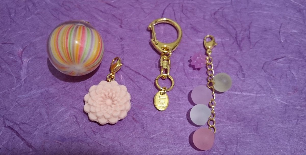 ナナコプラス 本物の飴のアクセサリー در توییتر 東京ソラマチ店 10月の誕生京菓子チャーム 菊 に 大人気の新作連チャーム 飴 チャーム 江戸てまり を合わせたおすすめカスタマイズです キーホルダーパーツ300円 税 京菓子チャーム500円 税 連