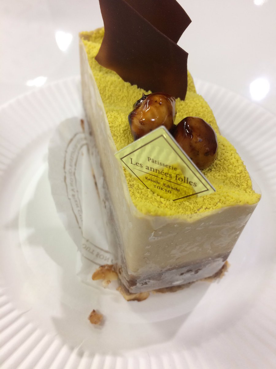 柴田書店 ジャパンケーキショー は有名パティシエさんたちのケーキが食べられるコーナーも人気です 昨日は レザネフォール 菊地シェフのノワゼット カフェも 食べました 8月に発売した プチガトー レシピ の表紙のお菓子です